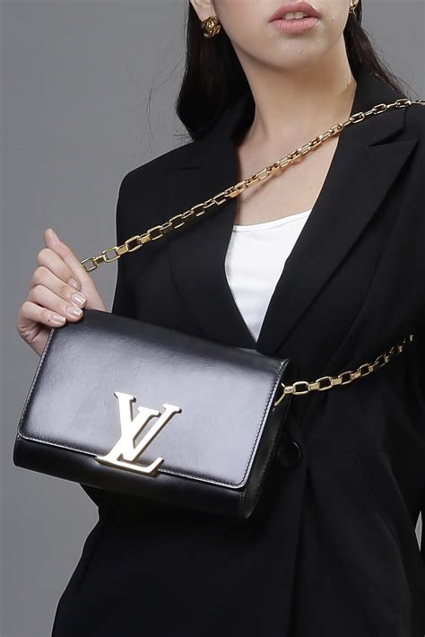 black louis vuitton bag with gold chain|Louis Vuitton chain shoulder bag.